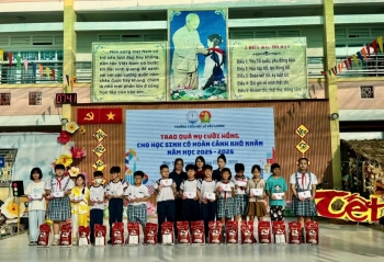 Trao 80 suất quà Tết cho học sinh nghèo tại Trường Tiểu học Lê Văn Lương