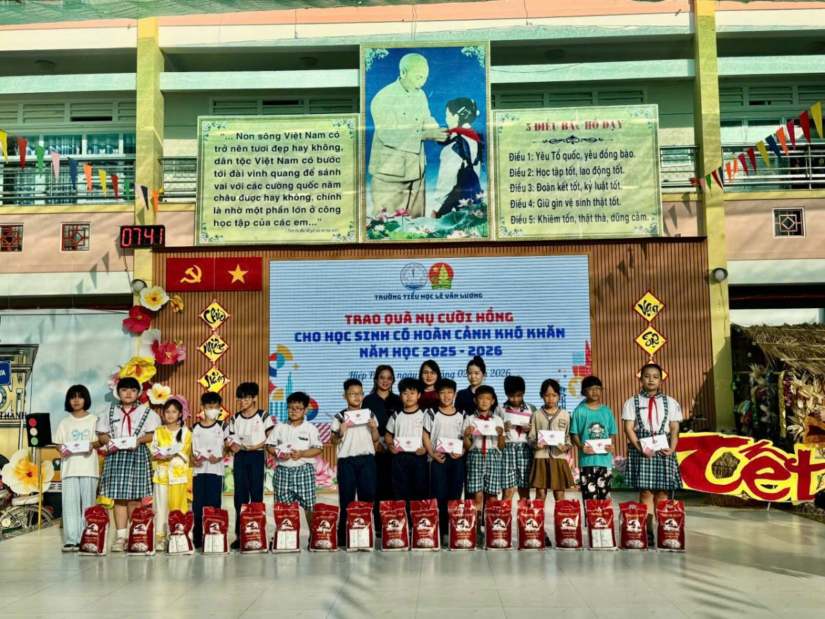 Trao 80 suất quà Tết cho học sinh nghèo tại Trường Tiểu học Lê Văn Lương