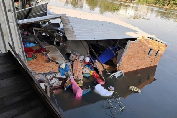 TP.HCM: Hai người bị thương trong vụ sập nhà ven sông ở phường Chánh Hưng