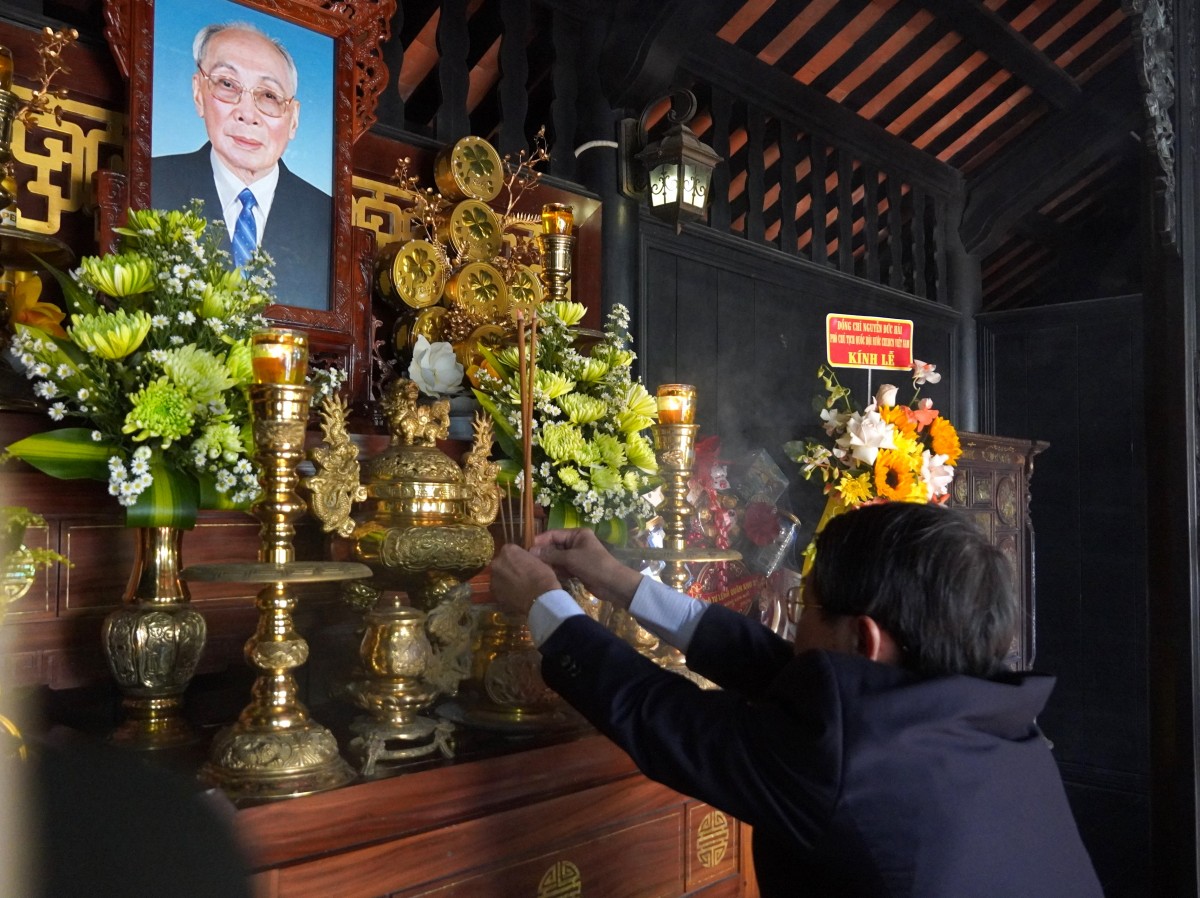 Phó Chủ tịch Quốc hội Nguyễn Đức Hải dâng hương tại Nhà lưu niệm cố Chủ tịch Hội đồng Nhà nước Võ Chí Công.