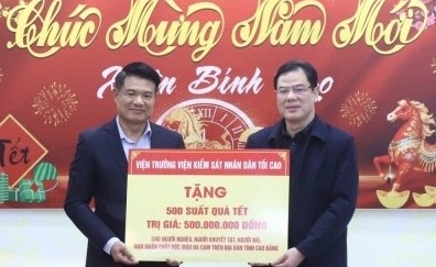 Đoàn công tác Trung ương trao kinh phí tặng quà Tết các gia đình chính sách cho Ủy ban MTTQ tỉnh Cao Bằng