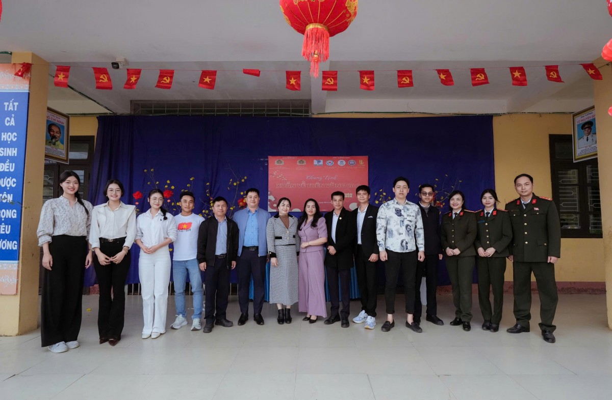 Chương trình “Xuân về trên vùng cao” do Chi đoàn và Hội Phụ nữ khối An ninh Công an thành phố Huế tổ chức sáng ngày 9/2/2026 tại xã A Lưới 2, Tp. Huế