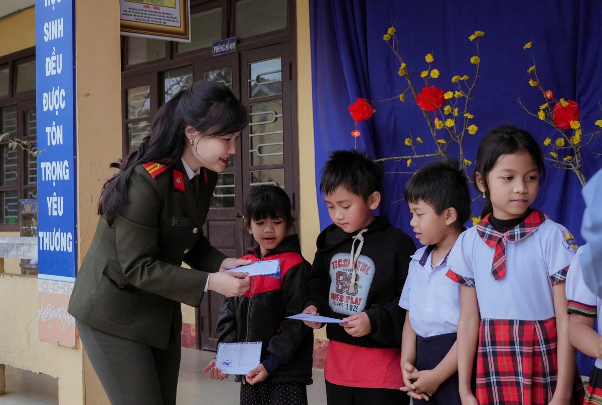 Nữ Công an Tp. Huế mang mùa xuân ấm áp, nhân ái và trọn vẹn hơn đến vùng cao A Lưới.