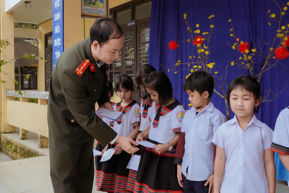 Nữ Công an Tp. Huế mang mùa xuân ấm áp, nhân ái và trọn vẹn hơn đến vùng cao A Lưới.