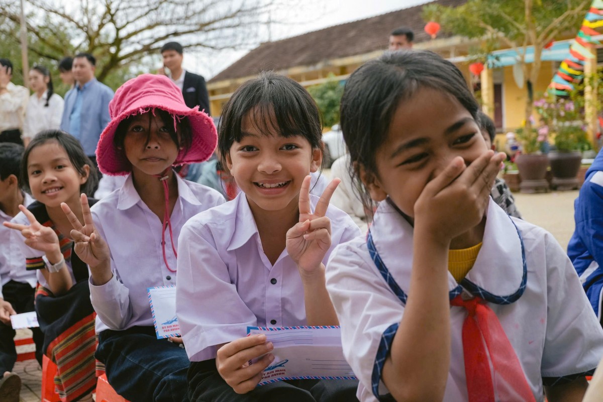 Những nét mặt rạng rỡ, yêu thương càng nhân lên những giá trị tốt đẹp trong xã hội.