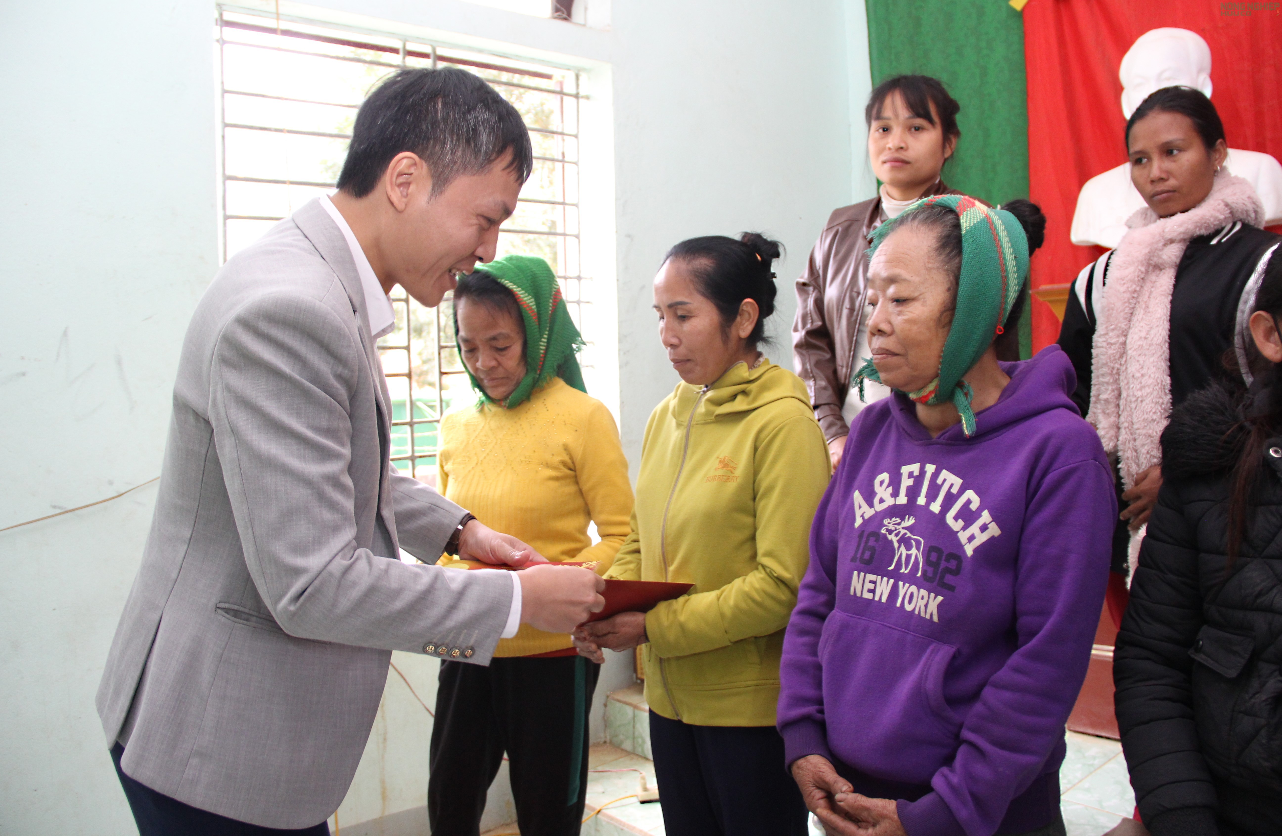 Hàng trăm suất quà Tết gửi gắm yêu thương đến với bà con Đan Lai, xứ Nghệ