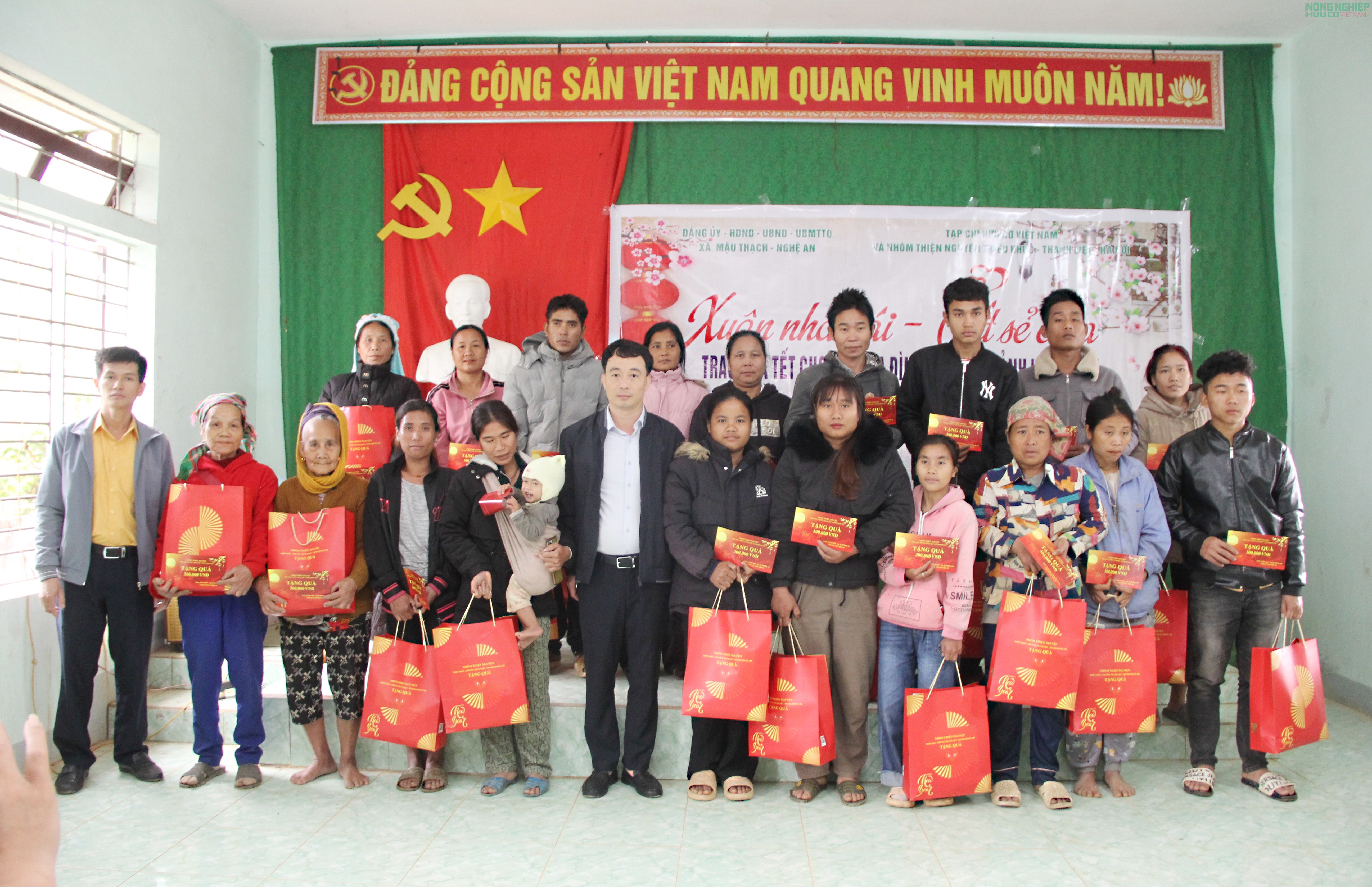 Hàng trăm suất quà Tết gửi gắm yêu thương đến với bà con Đan Lai, xứ Nghệ