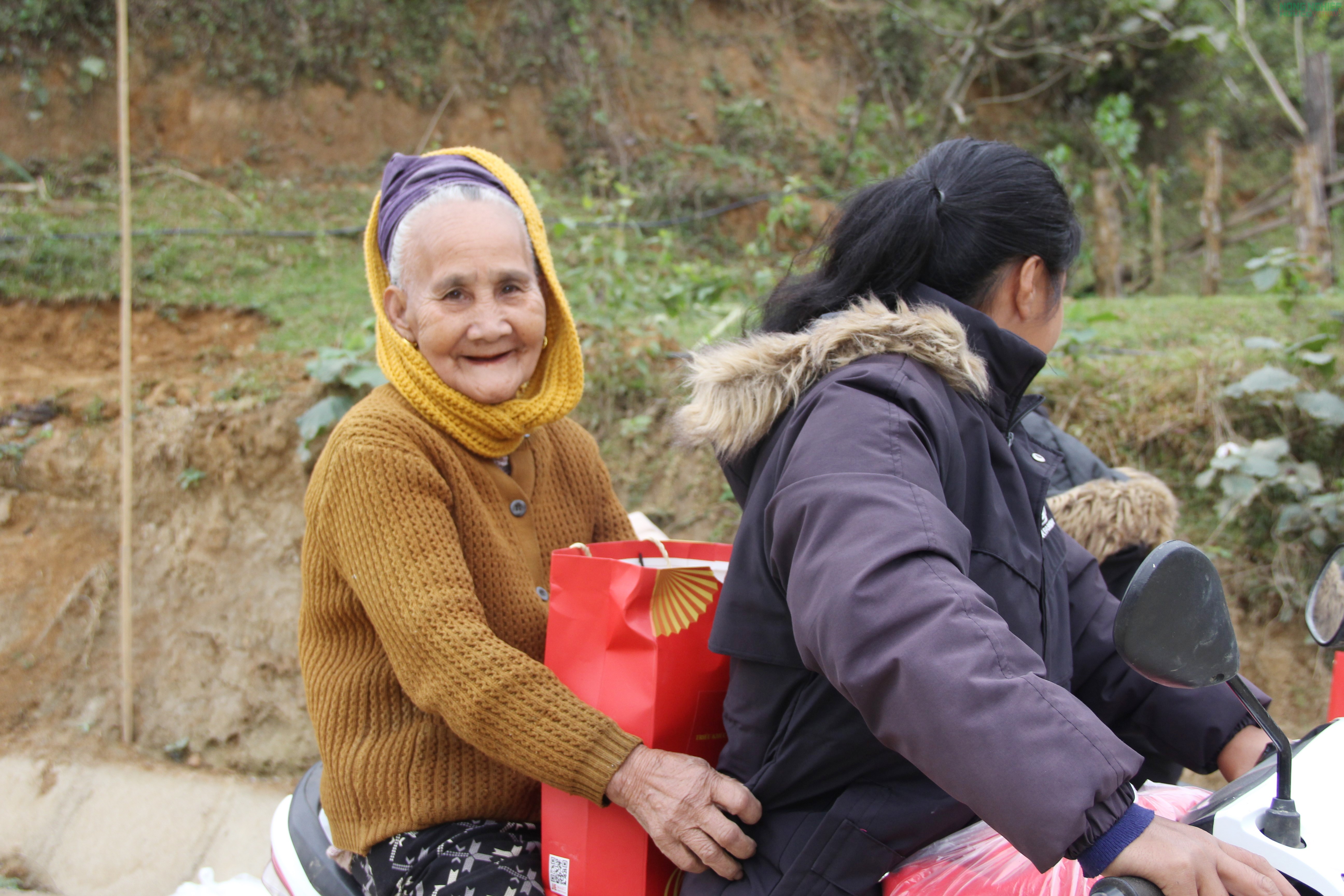 Hàng trăm suất quà Tết gửi gắm yêu thương đến với bà con Đan Lai, xứ Nghệ