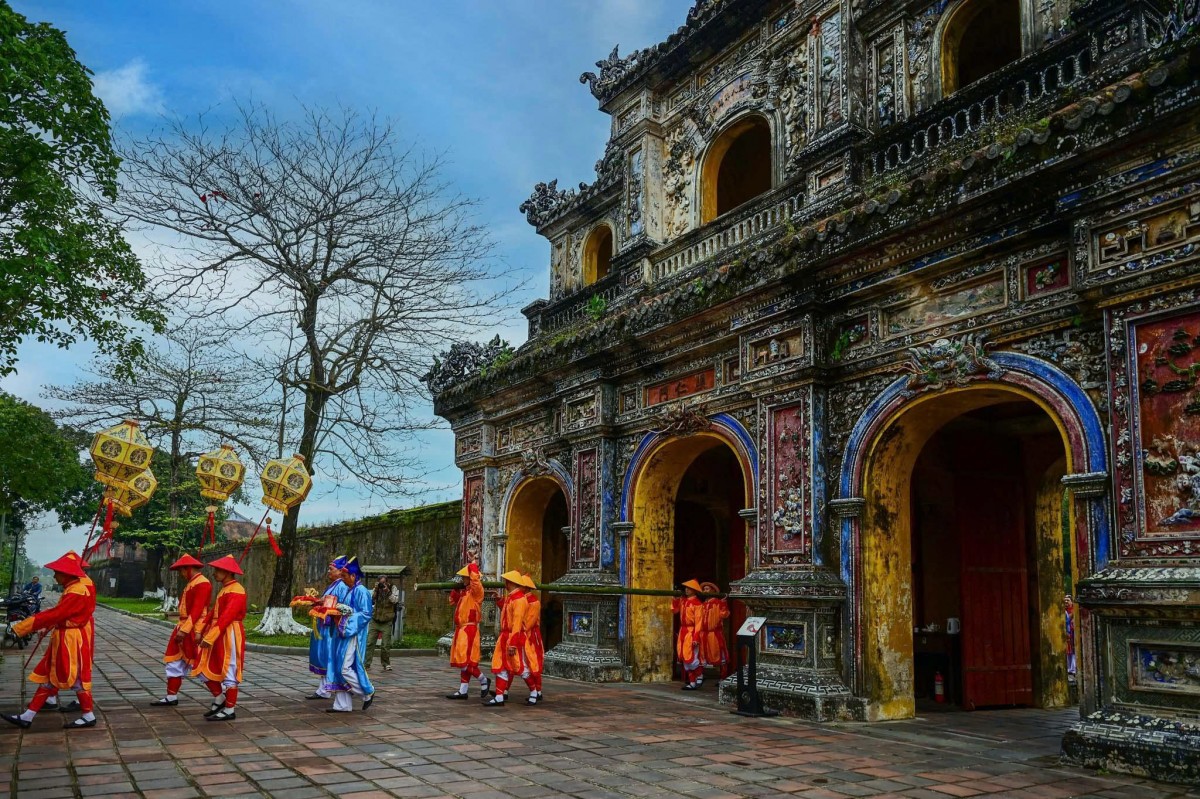“Tết Huế cùng di sản” - bảo tồn, phát huy các giá trị di sản văn hóa cung đình Huế Đoàn rước nêu bắt đầu từ cửa Hiển Nhơn vào Hoàng Thành...