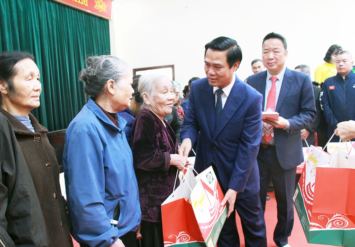 Bắc Ninh: Lãnh đạo tỉnh thăm, tặng quà Tết người có công tại phường Đồng Nguyên