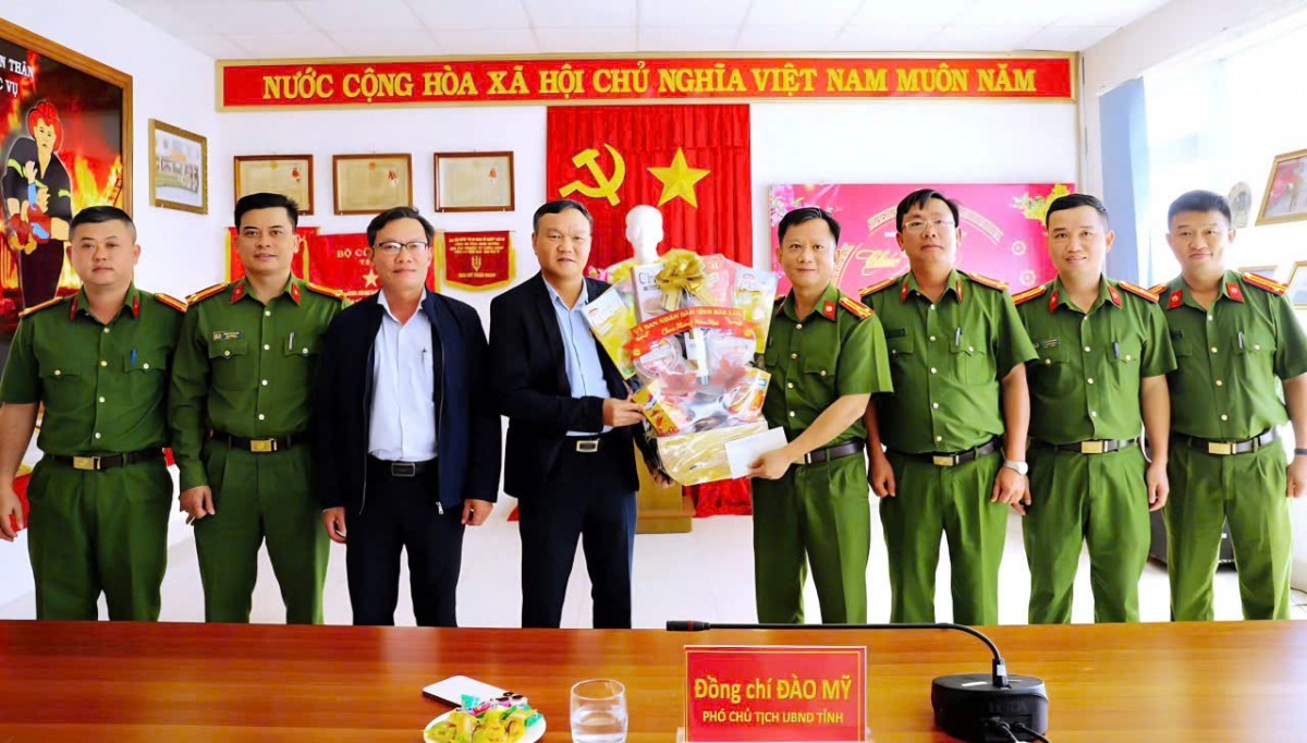 Phó Chủ tịch UBND tỉnh Đắk Lắk thăm, chúc Tết các đơn vị Công an nhân dịp Xuân Bính Ngọ 2026