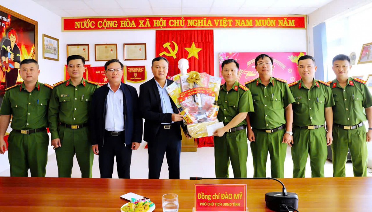 Phó Chủ tịch UBND tỉnh Đắk Lắk thăm, chúc Tết các đơn vị Công an nhân dịp Xuân Bính Ngọ 2026