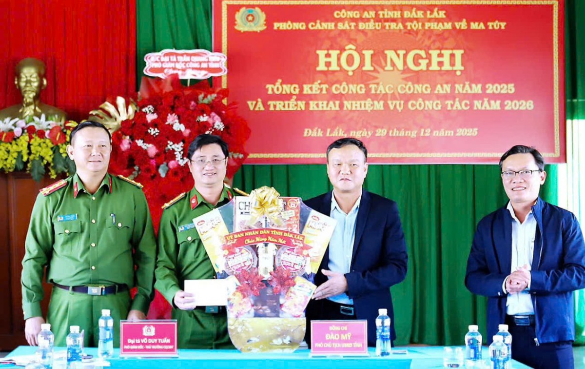 Phó Chủ tịch UBND tỉnh Đắk Lắk thăm, chúc Tết các đơn vị Công an nhân dịp Xuân Bính Ngọ 2026