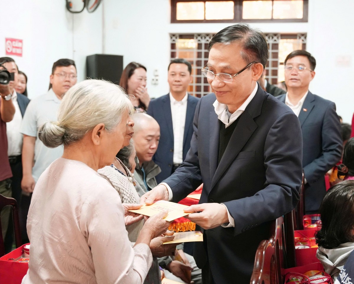 Bộ trưởng Lê Hoài Trung chúc Tết, ân cần thăm hỏi và chia sẻ với những khó khăn của bà con...