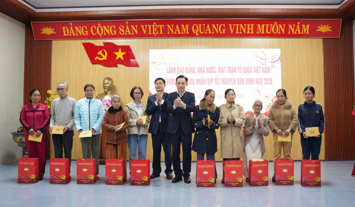 Bộ trưởng Lê Hoài Trung cùng đại diện địa phương và các tổ chức đã trao tặng các phần quà của Ủy ban Trung ương Mặt trận Tổ quốc Việt Nam và Tổng Liên đoàn Lao động Việt Nam