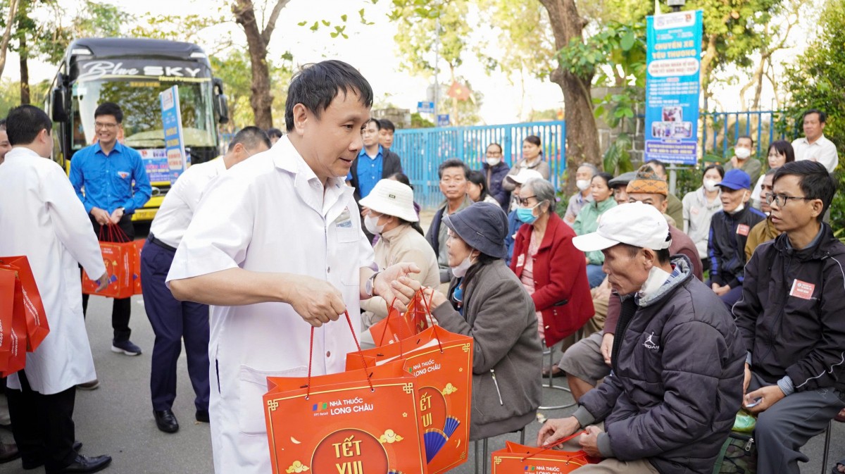 GS.TS Phạm Như Hiệp - Giám đốc Bệnh viện Trung ương Huế trao tặng những phần quà Tết