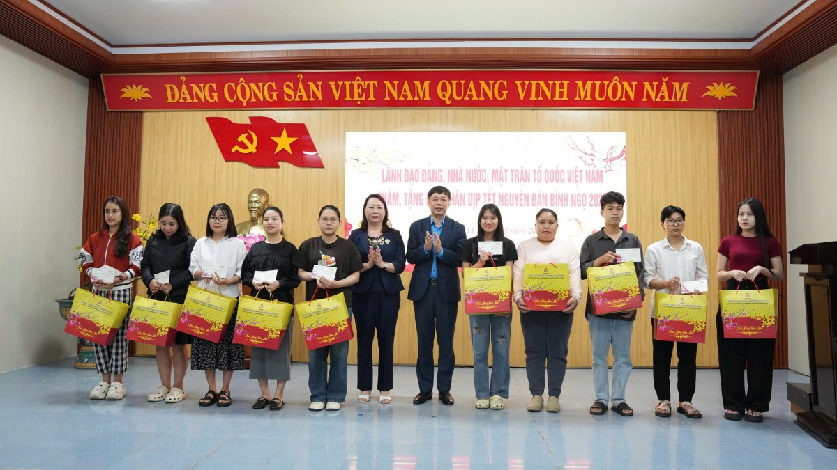 Bộ trưởng Lê Hoài Trung cùng đại diện địa phương và các tổ chức đã trao tặng các phần quà của Ủy ban Trung ương Mặt trận Tổ quốc Việt Nam và Tổng Liên đoàn Lao động Việt Nam