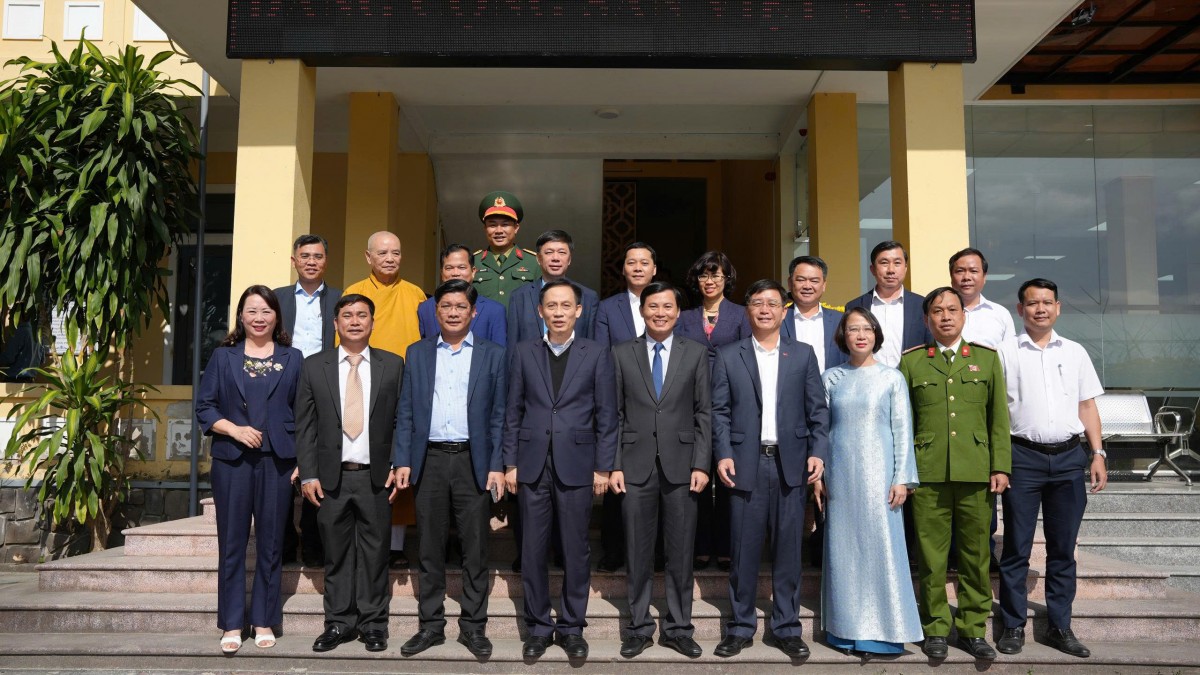 Đồng chí Lê Hoài Trung - Ủy viên Bộ Chính trị, Bộ trưởng Bộ Ngoại giao cùng Đoàn công tác chụp ảnh lưu niệm