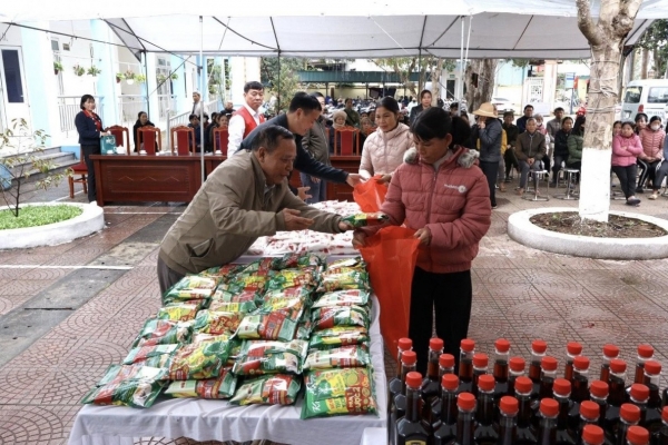 Hà Nội: Xã Ba Vì tổ chức “Phiên chợ 0 đồng” sẻ chia yêu thương đầu xuân