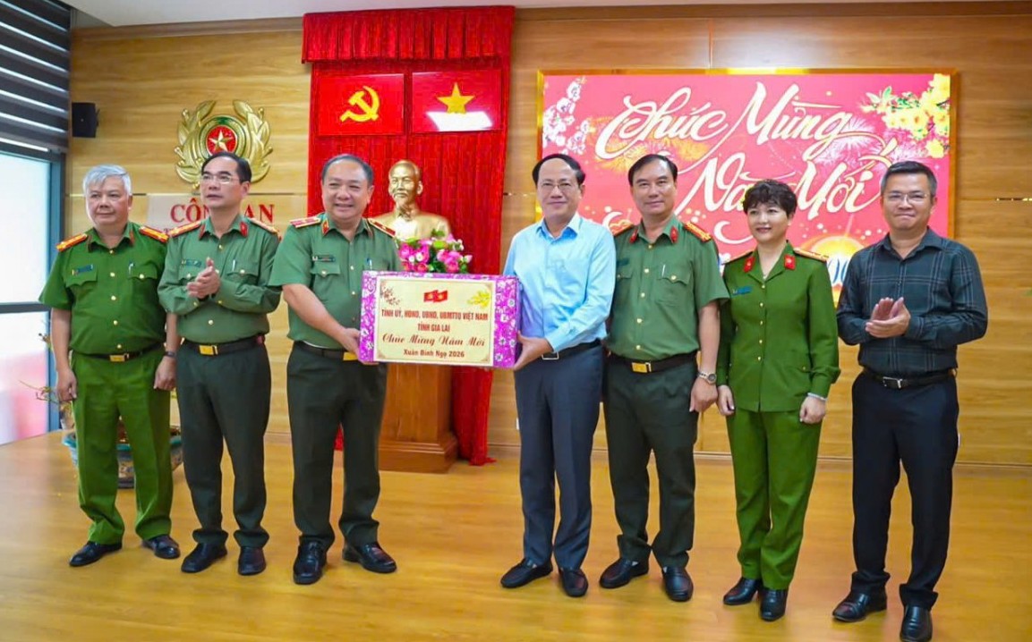 Chủ tịch UBND tỉnh Gia Lai Phạm Anh Tuấn thăm, chúc Tết các đơn vị lực lượng vũ trang