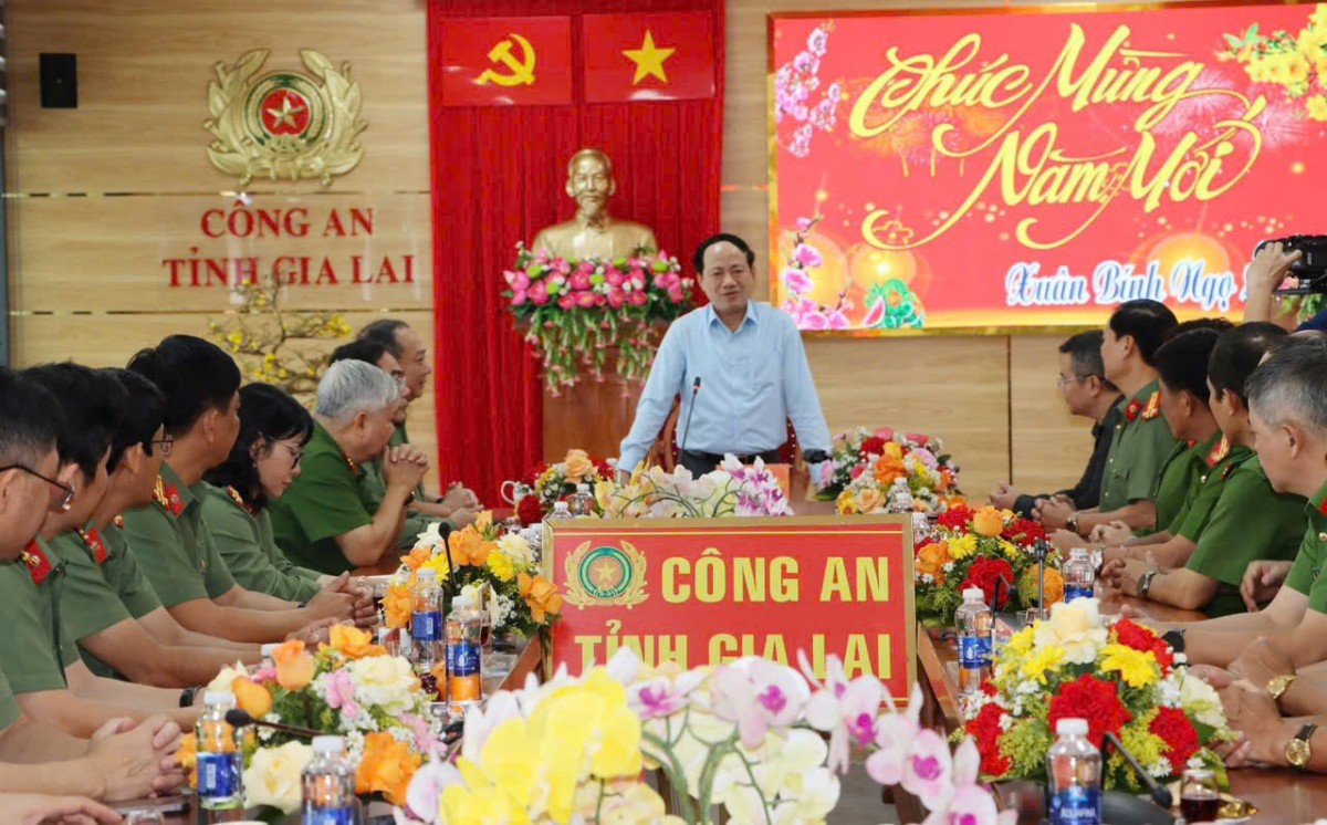 Chủ tịch UBND tỉnh Gia Lai Phạm Anh Tuấn thăm, chúc Tết các đơn vị lực lượng vũ trang