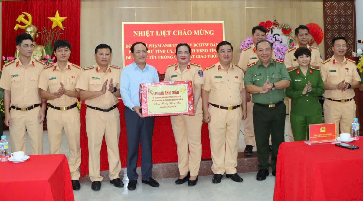 Chủ tịch UBND tỉnh Gia Lai Phạm Anh Tuấn thăm, chúc Tết các đơn vị lực lượng vũ trang