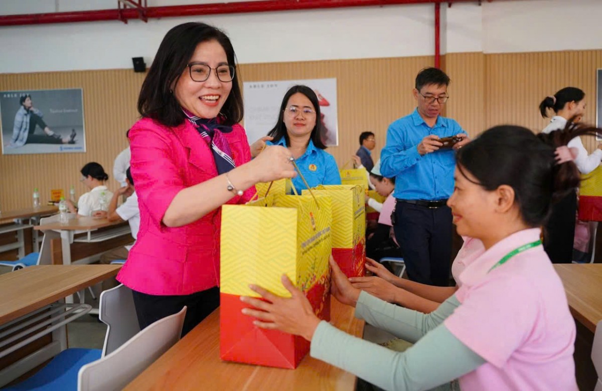 Đoàn đại biểu Quốc hội tỉnh Đắk Lắk thăm, chúc Tết công nhân tại Khu công nghiệp Hòa Phú