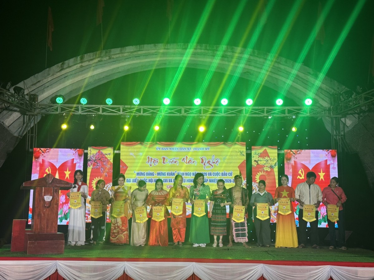Trao cờ lưu niệm cho các đội tham gia Hội diễn văn nghệ “Mừng Đảng – Mừng Xuân” Bính Ngọ 2026 tại xã Thạnh Mỹ (TP Đà Nẵng).