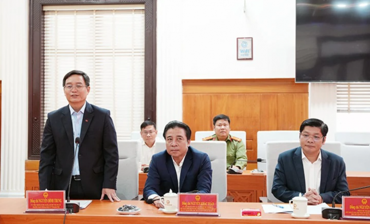 Lãnh đạo Tp. Huế cũng thường xuyên tăng cường kiểm tra, giám sát trực tiếp đến nhiều phường để đánh giá thực tế tiến độ triển khai các nhiệm vụ quan trọng...