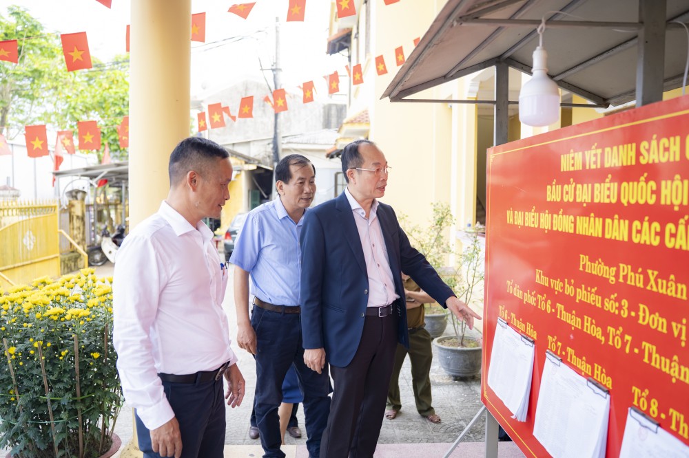 Phó Chủ tịch UBND thành phố Huế Phan Quý Phương kiểm tra khu vực bỏ phiếu số 3 tại phường Phú Xuân
