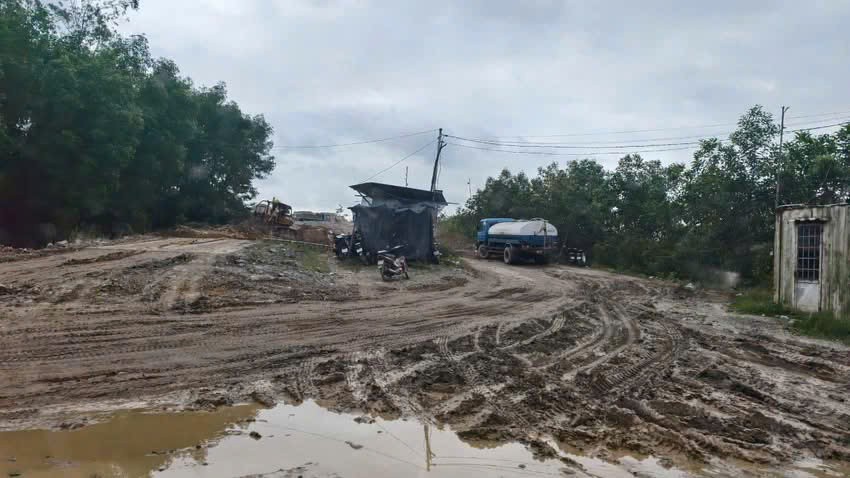 Khu vực mỏ đất tại núi Lệ Thủy (xã Tịnh Khê, tỉnh Quảng Ngãi) – nơi cơ quan chức năng phát hiện hoạt động khai thác không đúng nội dung giấy phép.