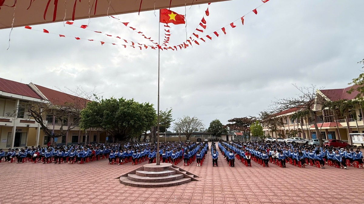 Đắk Lắk: Tuyên truyền an toàn giao thông cho 1.000 học sinh Trường THPT Trần Nhân Tông