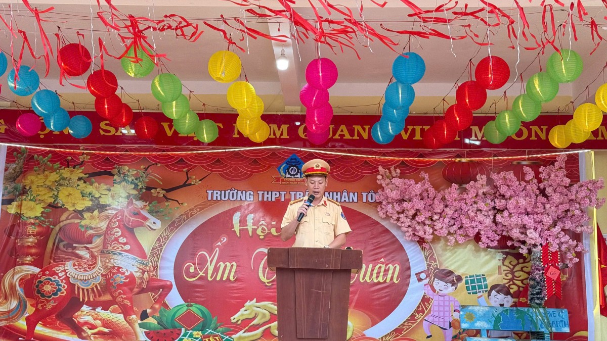 Đắk Lắk: Tuyên truyền an toàn giao thông cho 1.000 học sinh Trường THPT Trần Nhân Tông