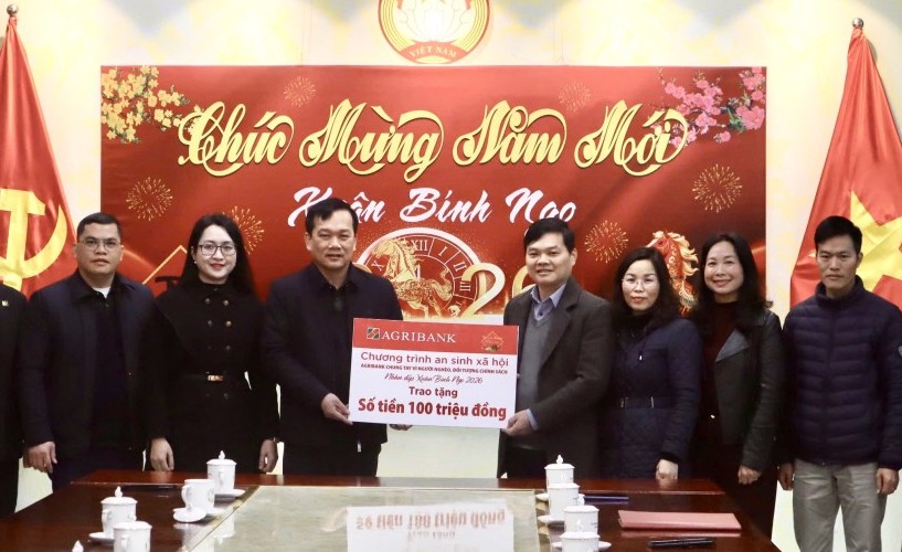 Agribank Chi nhánh Cao Bằng tặng hơn 1.700 suất quà cho người nghèo, đối tượng chính sách