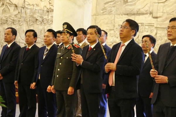 Đoàn đại biểu tỉnh Cao Bằng dâng hương tri ân Chủ tịch Hồ Chí Minh và các anh hùng liệt sĩ