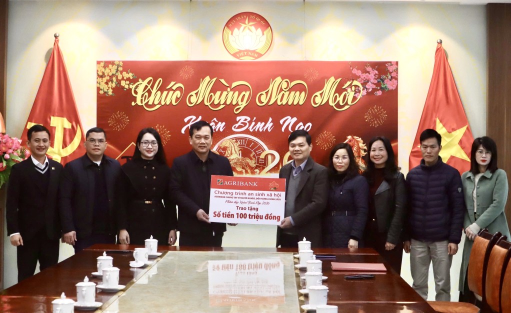 Agribank Chi nhánh Cao Bằng tặng hơn 1.700 suất quà cho người nghèo, đối tượng chính sách