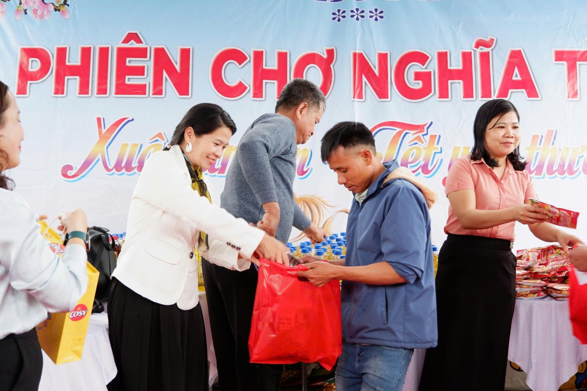 “Phiên chợ nghĩa tình” (0 đồng) tạo điều kiện để người nghèo chủ động sắm sửa nhu yếu phẩm dịp Tết.