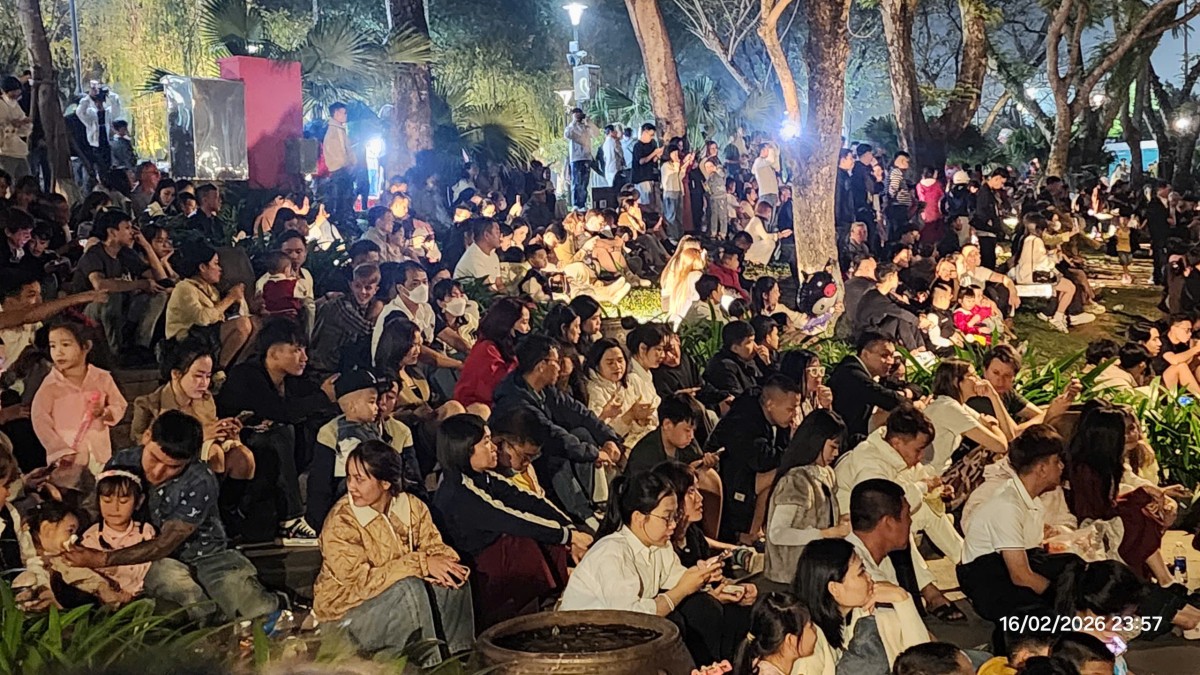 từ rất sớm, hàng vạn người dân và du khách đã đổ về trong không khí háo hức