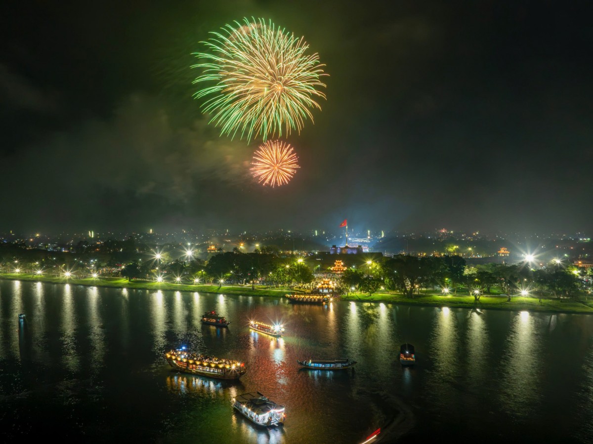 Pháo hoa lung linh phản chiếu xuống dòng sông Hương lấp lánh