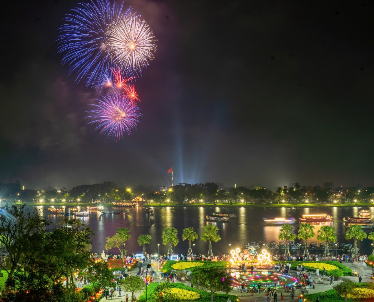 Giao thừa Năm Bính Ngọ 2026 - Tp. Huế rực rỡ pháo hoa