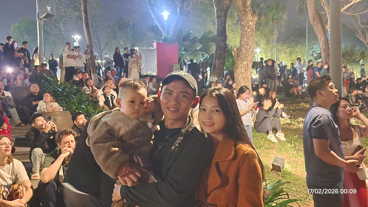 Khi những chùm pháo hoa cuối cùng khép lại, dư âm của ánh sáng và niềm vui vẫn còn đọng mãi trong lòng mọi người.