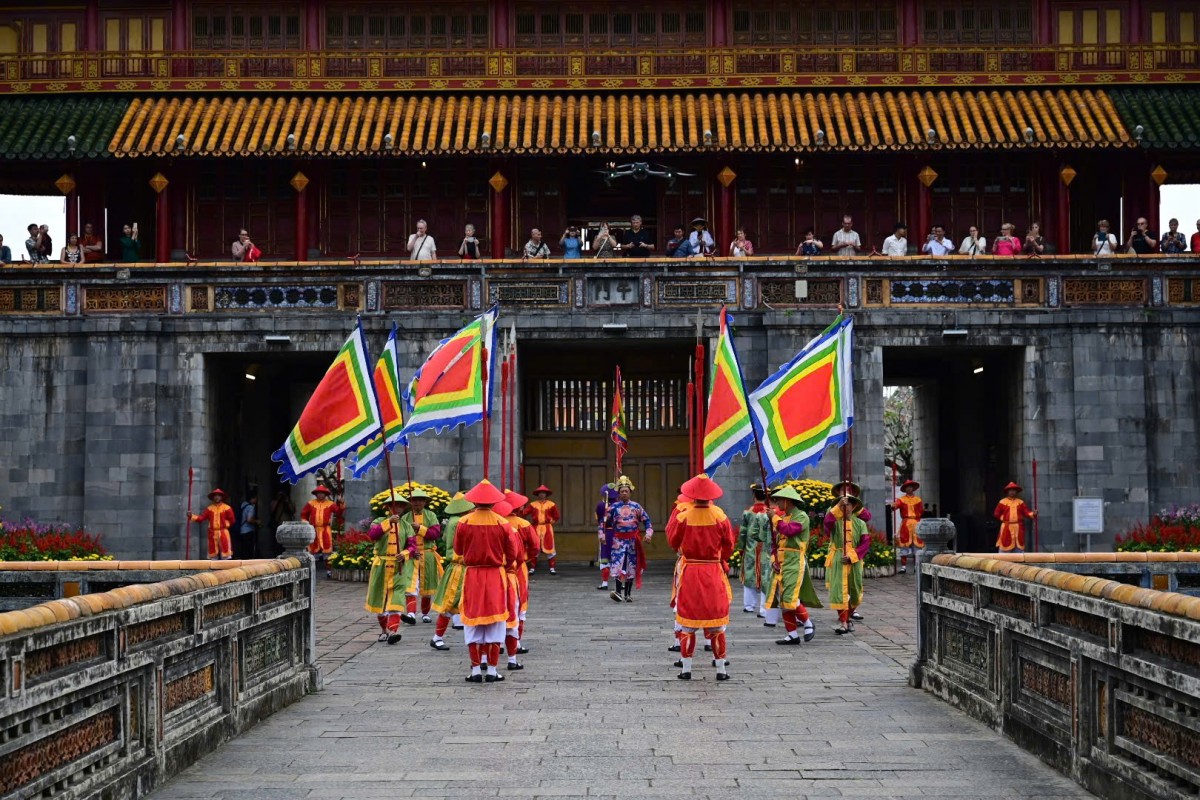 Không khí rộn ràng của lễ hội hòa quyện với sự trang trọng, giàu bản sắc văn hóa truyền thống