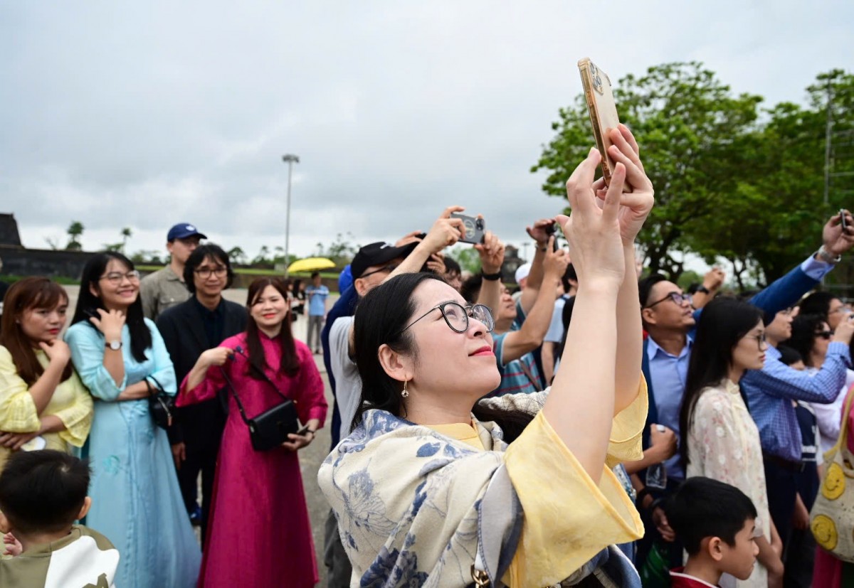 Rất nhiều người đã có mặt tại khu di tích này từ sáng sớm để tận hưởng không khí Tết truyền thống...