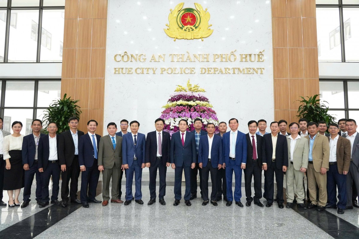 Thượng tướng Lê Quốc Hùng, Ủy viên Trung ương Đảng, Thứ trưởng Bộ Công an chụp ảnh lưu niệm Ban Giám đốc, chỉ huy, cán bộ chiến sỹ Công an thành phố Huế.