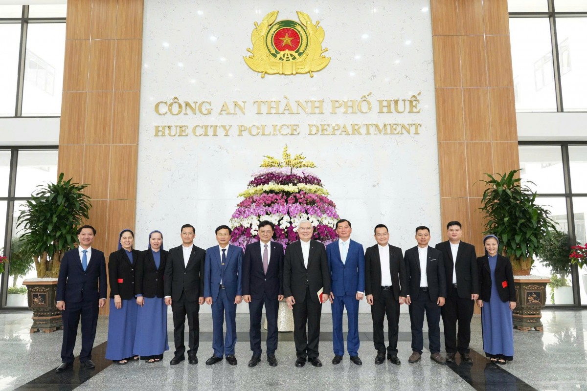 Đoàn Tòa Tổng Giám mục Huế do Đức Tổng Giám mục Giuse Đặng Đức Ngân làm trưởng đoàn chúc mừng năm mới Công an thành phố Huế