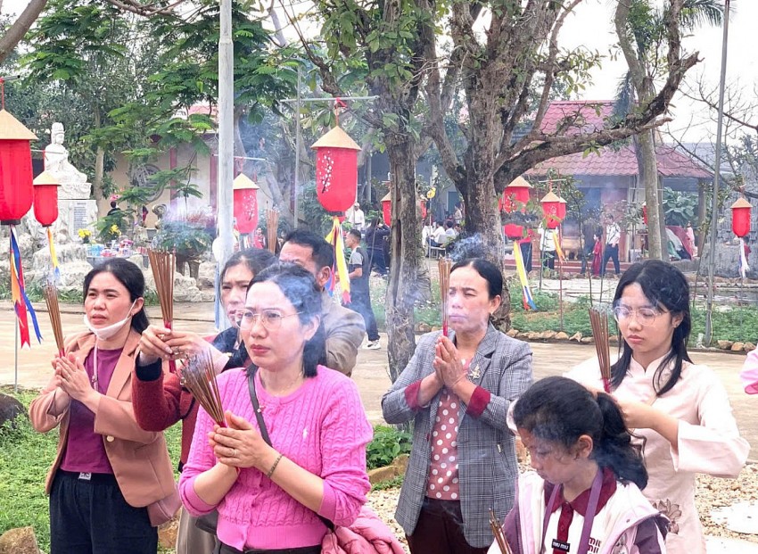 Hà Tĩnh: Hàng ngàn du khách đổ về chùa Hữu Lạc cầu an năm mới Hà Tĩnh: Hàng ngàn du khách đổ về chùa Hữu Lạc cầu an năm mới