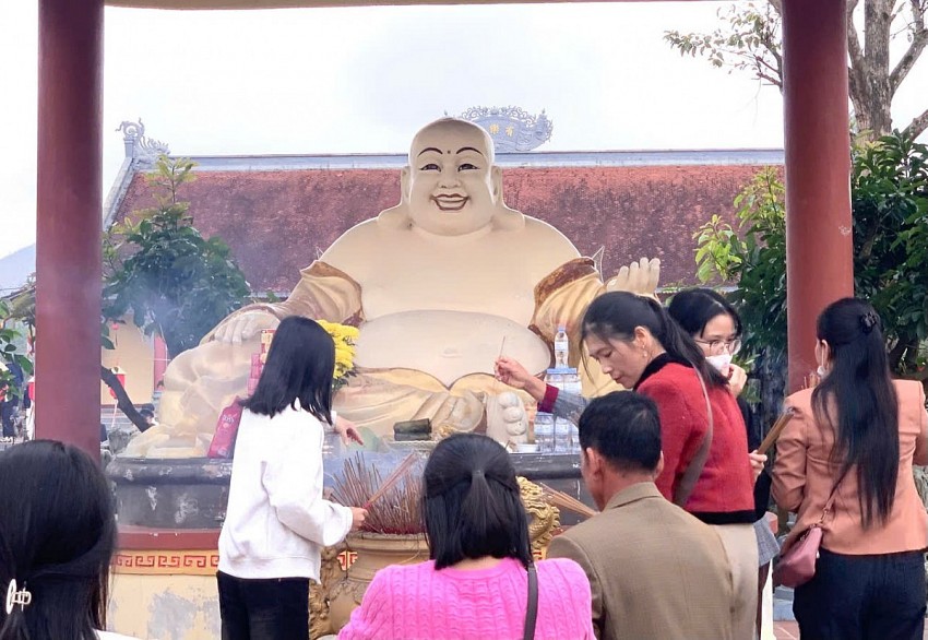 Hà Tĩnh: Hàng ngàn du khách đổ về chùa Hữu Lạc cầu an năm mới Hà Tĩnh: Hàng ngàn du khách đổ về chùa Hữu Lạc cầu an năm mới