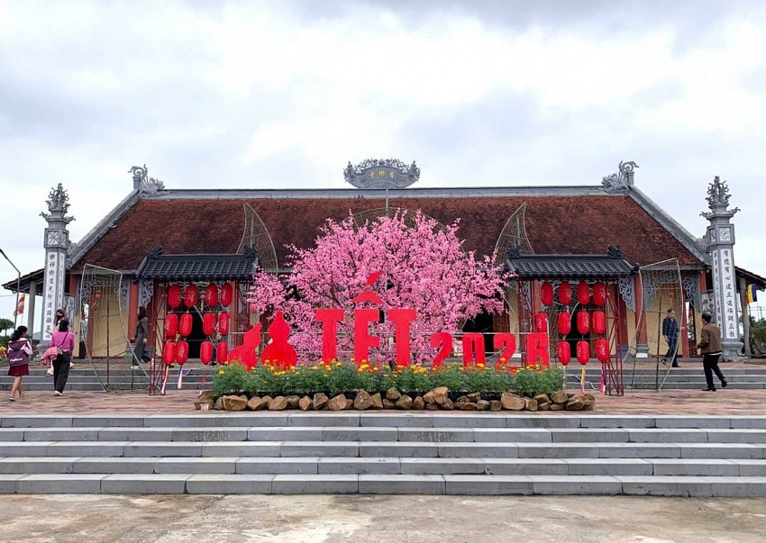 Hà Tĩnh: Hàng ngàn du khách đổ về chùa Hữu Lạc cầu an năm mới