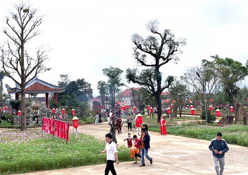 Hà Tĩnh: Hàng ngàn du khách đổ về chùa Hữu Lạc cầu an năm mới Hà Tĩnh: Hàng ngàn du khách đổ về chùa Hữu Lạc cầu an năm mới