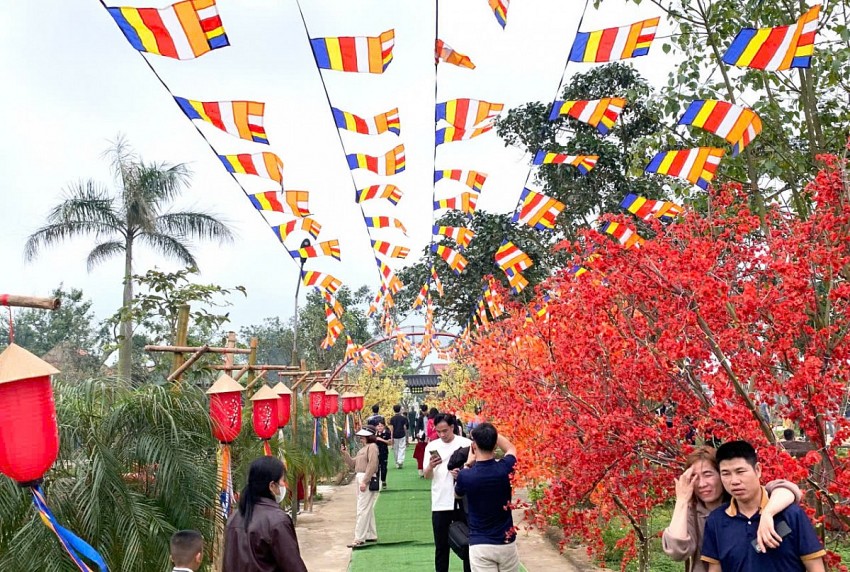 Hà Tĩnh: Hàng ngàn du khách đổ về chùa Hữu Lạc cầu an năm mới Hà Tĩnh: Hàng ngàn du khách đổ về chùa Hữu Lạc cầu an năm mới